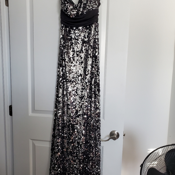 Strapless sequin gown - Picture 2 of 4